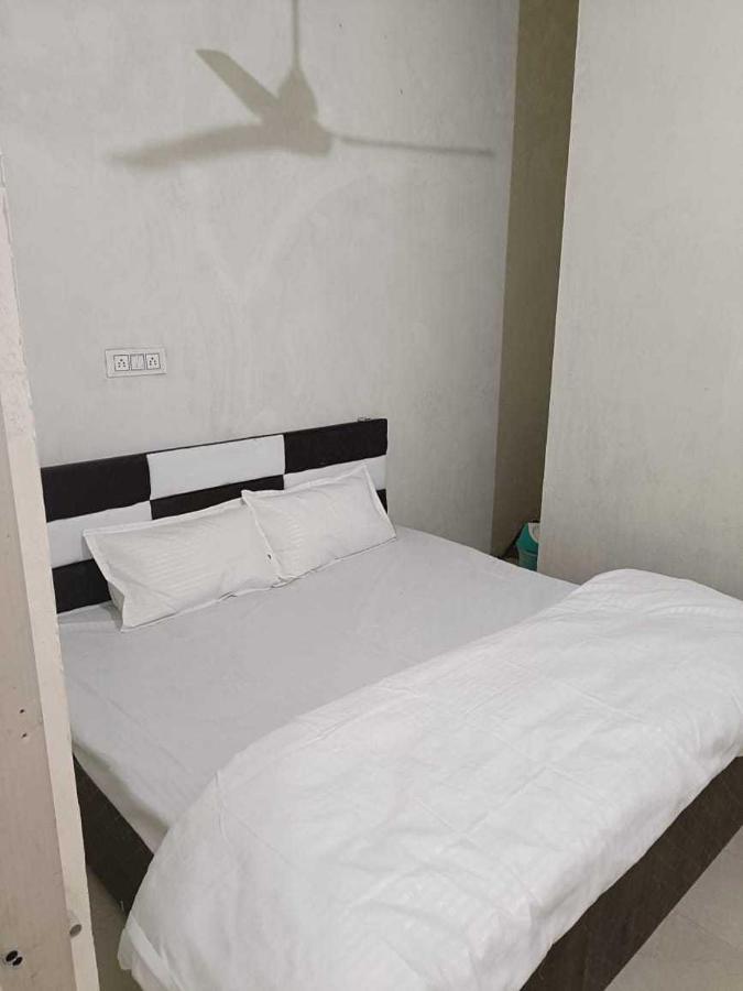 Hotel O Sky Blue Palwal Exterior foto